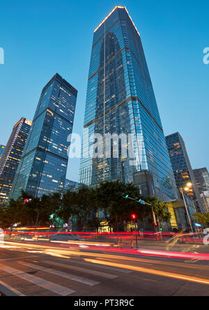 Hochhäuser in Futian Central Business District (CBD) leuchtet in der Dämmerung. Shenzhen, Guangdong Province, China. Stockfoto