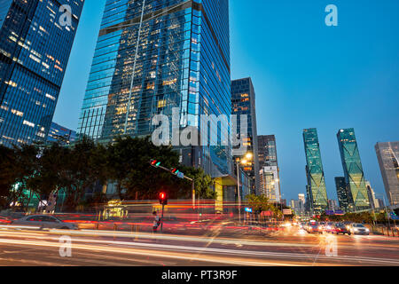 Hochhäuser in Futian Central Business District (CBD) leuchtet in der Dämmerung. Shenzhen, Guangdong Province, China. Stockfoto