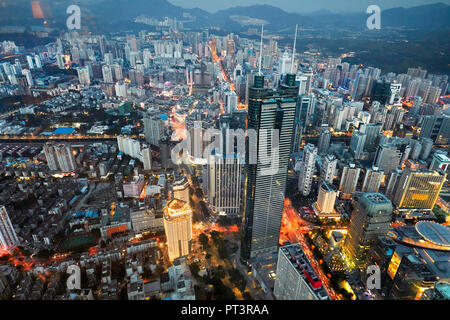 Luftaufnahme der Stadt vom KK100 (Kingkey 100) Wolkenkratzer bei Nacht. Bezirk Luohu, Stadt Shenzhen, Provinz Guangdong, China. Stockfoto