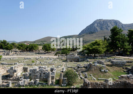 Blick über den Nordwesten Stoa und Forum Ruinen. Der Kalkstein Berg Acrocorinth ist im Hintergrund. Antike Korinth, Peloponnes, Griechenland. Stockfoto