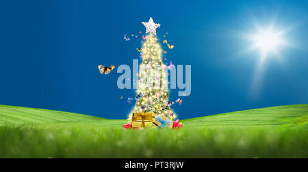 Konzeptionelle verziert glänzend Weihnachtsbaum auf grüne Landschaft und fliegende Schmetterlinge über sonnige Himmel Stockfoto