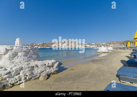 Ornos Strand und Dorf - Insel Mykonos - Ägäis - Griechenland Stockfoto