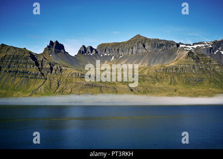 Die zerklüftete Landschaft der Fjorde Region im Osten von Island. Stockfoto