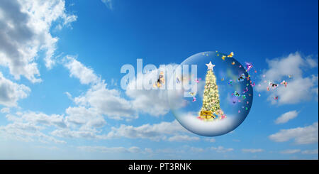 Geschmückten Weihnachtsbaum in Glaskugel mit der Gruppe der Schmetterlinge schweben in der Luft über sonnige Himmel Stockfoto