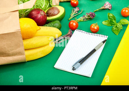 Einkaufsliste, Rezeptbuch, Diätplan. Grocering Konzept. Full Paper bag verschiedener Früchte und Gemüse Zutaten für gesundes Kochen auf einem Col Stockfoto