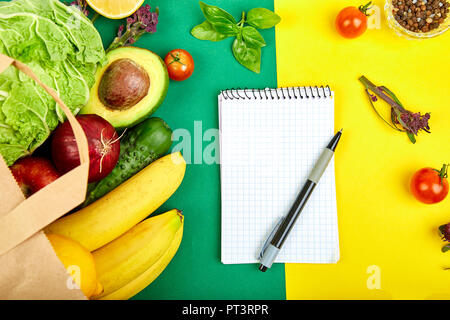 Einkaufsliste, Rezeptbuch, Diätplan. Grocering Konzept. Full Paper bag verschiedener Früchte und Gemüse Zutaten für gesundes Kochen auf einem Col Stockfoto