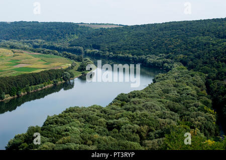 Ansicht des Flusses Dnister von oben, das Thema der schönen Natur, dem Fluss, der durch die Stadt von Soroca Stockfoto