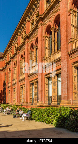 London. September 2018. Ein Blick auf die John madejski Garten am V und ein Museum in Kensington in London. Stockfoto