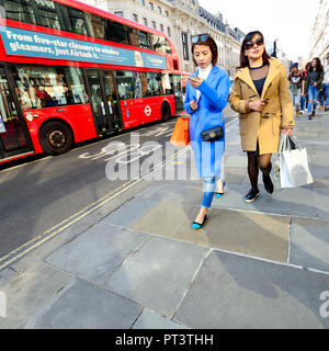 Japanische Frauen shopping in der Regent Street, London, England, UK. Stockfoto