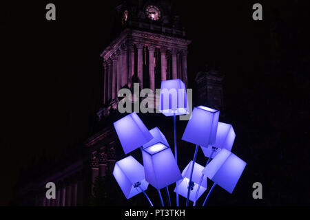 Blaue Zierlampen mit dem Rathaus von Leeds im Hintergrund bei der Leeds Light Night, West Yorkshire, England, Großbritannien. Stockfoto