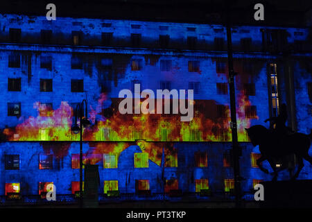 Lasershow auf der Vorderseite des Queens Hotel, City Square, Leeds Light Night West Yorkshire, England, Großbritannien. Stockfoto