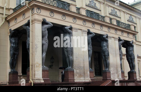 Die riesige Atlantes Statuen, die die Vorhalle vor dem hinteren Eingang zur Eremitage in St. Petersburg, Russland. Stockfoto