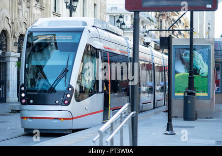 Metro an einer Haltestelle geparkt, bis die Menschen in die Stadt zu holen Stockfoto
