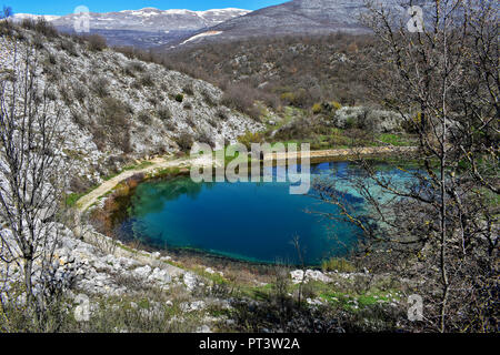 Blaue Oase umgeben whit Mountain/Bergwelt mit Wiesen, Berge und Gletscher Seen in Kroatien, schöne Aussicht auf den Fluss Cetina - Blue Eye, Stockfoto