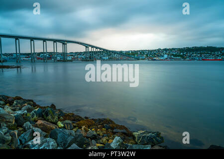 Anzeigen von Tromso Brücke über Tromsoysundet Meerenge in Norwegen in der Abenddämmerung. Es verbindet Tromso auf der Insel Tromsoya mit Tromsdalen auf dem Festland Stockfoto