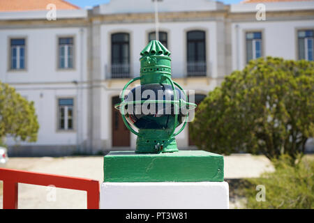 Positionsleuchten Rot und Grün an der Wand der Eingang zum Leuchtturm Stockfoto