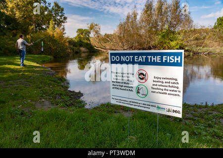 Brighton, Michigan - ein Zeichen für Island Lake State Recreation Area warnt Angler nicht Fisch aus der Huron River zu essen. Hohe PSA Chemikalien hav Stockfoto