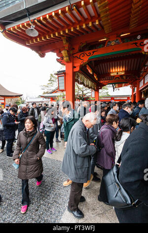 Neue Jahr, Leute anstehen in der Haupthalle, Honden, am Fushimi Inari Schrein in Kyoto für Ihren ersten Besuch im neuen Jahr zu beten. Stockfoto