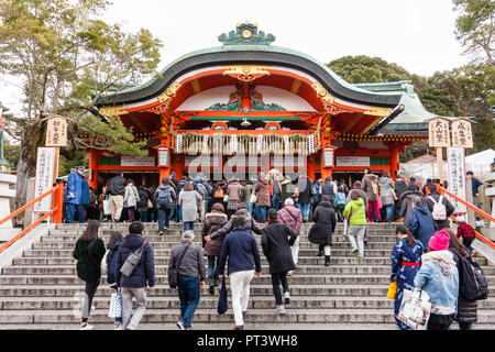 Neues Jahr, die Leute gehen die Steintreppe in der Main Hall, Honden zu beten, im Fushimi Inari Schrein In Kyoto während ihrer ersten neuen Jahr besuchen. Stockfoto