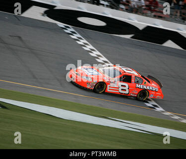 Dale Earnhardt Jr. überquert die Ziellinie und gewann die Winn - Dixie 250 NASCAR Rennen auf dem Daytona International Speedway in Daytona Beach, Florida, am 30. Juni 2006. Stockfoto