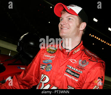 Dale Earnhardt jr wartet auf Grube Straße wie die Nascar Busch Ford 300 wird eingestellt, um bei Homestead-Miami Speedway in Homestead, Florida am 18. November 2006 zu beginnen. Stockfoto