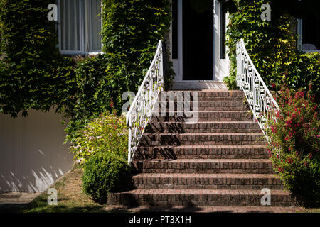 Treppe zum Eingang eines Hauses in Etretat (Normandie, Frankreich). Stockfoto