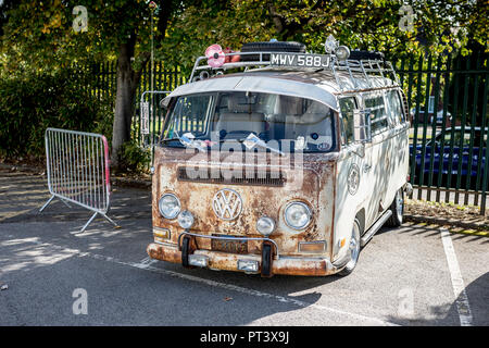 Doncaster VW Rallye 23. September 2018 an der Parklands Club und den Park. Classic, Retro und Rusty antiken VW Wohnmobil auf einem Parkplatz in Doncaste geparkt Stockfoto