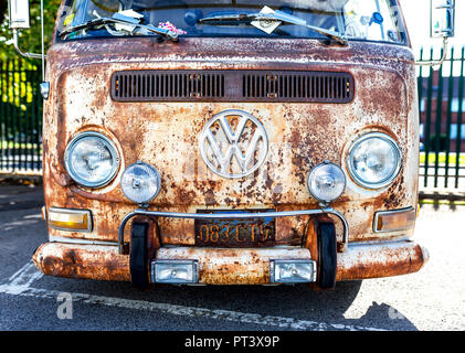 Doncaster VW Rallye 23. September 2018 an der Parklands Club und den Park. Classic, Retro und Rusty antiken VW Wohnmobil auf einem Parkplatz in Doncaste geparkt Stockfoto