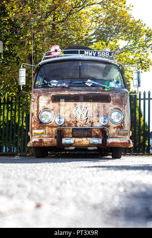 Doncaster VW Rallye 23. September 2018 an der Parklands Club und den Park. Classic, Retro und Rusty antiken VW Wohnmobil auf einem Parkplatz in Doncaste geparkt Stockfoto