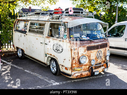 Doncaster VW Rallye 23. September 2018 an der Parklands Club und den Park. Classic, Retro und Rusty antiken VW Wohnmobil auf einem Parkplatz in Doncaste geparkt Stockfoto