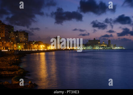 Havanna, Kuba - ca. Mai 2017: Havanna Skyline und dem Malecon in der Nacht. Eine beliebte Touristenattraktion in Havanna. Stockfoto