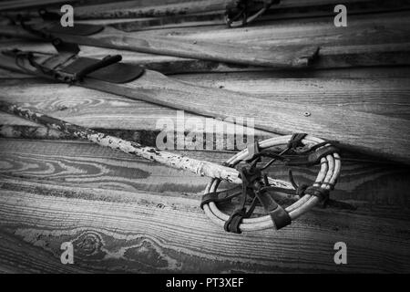 Detail von ein paar Holz- Skier in Schwarz und Weiß Stockfoto