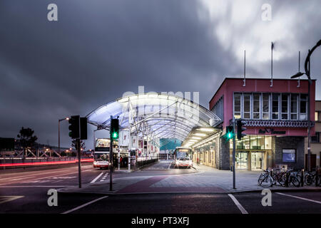 Cork, Irland. 5. Oktober 2016. Der Bus fährt vom Busbahnhof in Parnell Ort Cork, Irland. Stockfoto