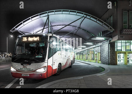 Cork, Irland. 5. Oktober 2016. Der Bus fährt vom Busbahnhof in Parnell Ort Cork, Irland. Stockfoto