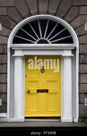 Eine der berühmten Dublin Türen. Typisch für die Gestaltung von vielen Haustüren im Zentrum von Dublin. Republik von Irland. Sie sind oft in hellen Farben gestrichen Stockfoto