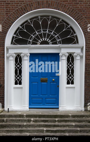 Eine der berühmten Dublin Türen. Typisch für die Gestaltung von vielen Haustüren im Zentrum von Dublin. Republik von Irland. Sie sind oft in hellen Farben gestrichen Stockfoto