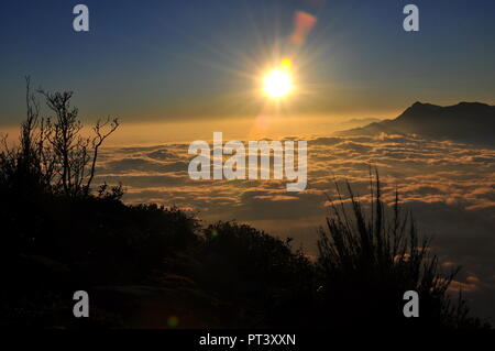 Paradies auf ihre Art - Der Sonnenaufgang auf dem Bach Moc Luong Tu - 4. in der höchsten Berge in Vietnam Stockfoto