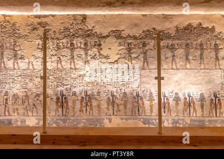 Hieroglyphen an der Wand im Tal der Könige in Luxor, Ägypten Stockfoto