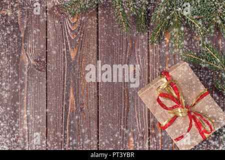 Weihnachten Geschenkboxen und Tanne Baum auf Holz- Hintergrund. Ansicht von oben mit der Kopie Raum Stockfoto