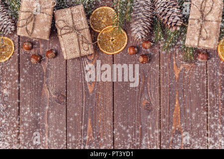 Weihnachten Geschenkboxen und Tanne Baum auf Holz- Hintergrund. Ansicht von oben mit der Kopie Raum Stockfoto