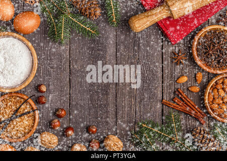 Zutaten zum Kochen Weihnachten backen. Ansicht von oben mit der Kopie. Stockfoto