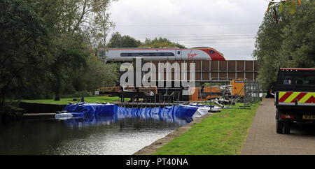 Denn von einem trockenen sommer der winter arbeitet Wartungsarbeiten am Wigan Flug von Schlössern nach vorne gebracht wurde, Handwerker auf, die mit dem Job. Stockfoto