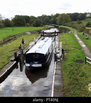 Nach den jüngsten Regenfällen Teil der Leeds und Liverpool canal öffnet, ein Boot arbeitet bis die Schleusen bei Johnsons Hill in der Nähe von Chorley, Lancashire. Stockfoto