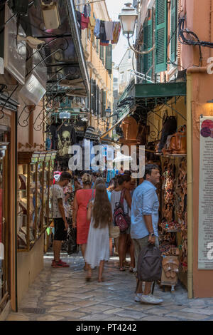 Sehr belebten Seitenstraße in der Altstadt von Korfu, Korfu, Griechenland Stockfoto