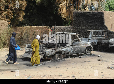 Januar 22, 2013 - Diabaly, Mali: Bewohner von Diabaly watch die Wracks von al-Qaida Fahrzeuge, die von französischen Luftangriffen zerstört. Des Maliens regardent les Schlachtkörper carbonisŽes de Fahrzeuge d'AQMI detruits Gleichheit des frappés eyriennes francaises. *** Frankreich/KEINE VERKÄUFE IN DEN FRANZÖSISCHEN MEDIEN *** Stockfoto