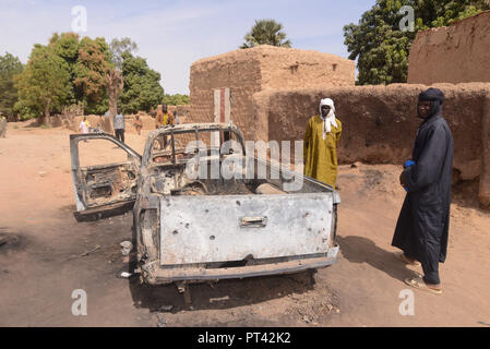 Januar 22, 2013 - Diabaly, Mali: Bewohner von Diabaly watch die Wracks von al-Qaida Fahrzeuge, die von französischen Luftangriffen zerstört. Des Maliens regardent les Schlachtkörper carbonisŽes de Fahrzeuge d'AQMI detruits Gleichheit des frappés eyriennes francaises. *** Frankreich/KEINE VERKÄUFE IN DEN FRANZÖSISCHEN MEDIEN *** Stockfoto