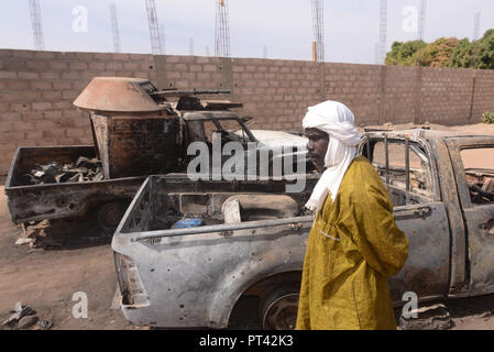 Januar 22, 2013 - Diabaly, Mali: Bewohner von Diabaly watch die Wracks von al-Qaida Fahrzeuge, die von französischen Luftangriffen zerstört. Des Maliens regardent les Schlachtkörper carbonisŽes de Fahrzeuge d'AQMI detruits Gleichheit des frappés eyriennes francaises. *** Frankreich/KEINE VERKÄUFE IN DEN FRANZÖSISCHEN MEDIEN *** Stockfoto