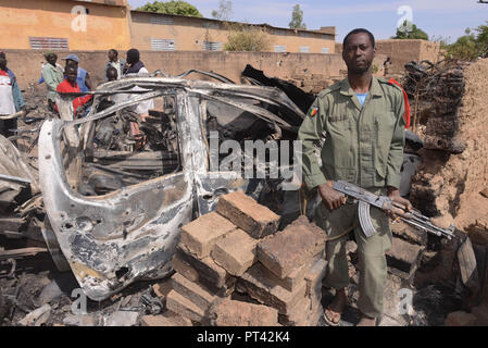 Januar 22, 2013 - Diabaly, Mali: Bewohner von Diabaly watch die Wracks von al-Qaida Fahrzeuge, die von französischen Luftangriffen zerstört. Des Maliens regardent les Schlachtkörper carbonisŽes de Fahrzeuge d'AQMI detruits Gleichheit des frappés eyriennes francaises. *** Frankreich/KEINE VERKÄUFE IN DEN FRANZÖSISCHEN MEDIEN *** Stockfoto