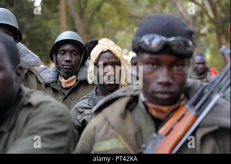 Januar 22, 2013 - Diabaly, Mali: Malischen Soldaten bereiten Norden zu Kopf Islamistische Rebellen zu kämpfen. Eine Diabaly maliens Militaires Pendant l'Betrieb Serval. *** Frankreich/KEINE VERKÄUFE IN DEN FRANZÖSISCHEN MEDIEN *** Stockfoto