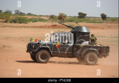 Januar 22, 2013 - Diabaly, Mali: Malischen Soldaten bereiten Norden zu Kopf Islamistische Rebellen zu kämpfen. Eine Diabaly maliens Militaires Pendant l'Betrieb Serval. *** Frankreich/KEINE VERKÄUFE IN DEN FRANZÖSISCHEN MEDIEN *** Stockfoto